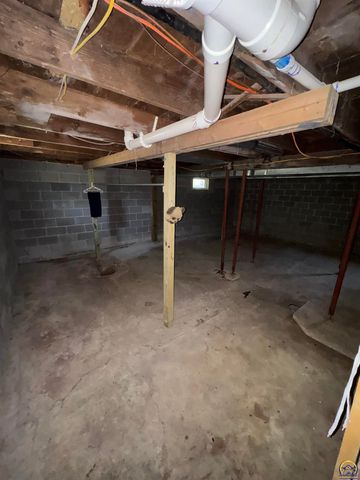 1815 SE Morrison ST, Topeka, KS 66607