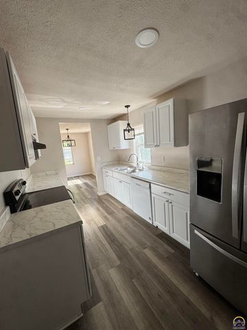 1815 SE Morrison ST, Topeka, KS 66607