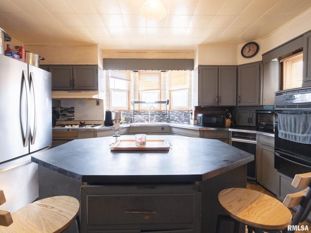 1101 ANN ELIZA Street, Pekin, IL 61554