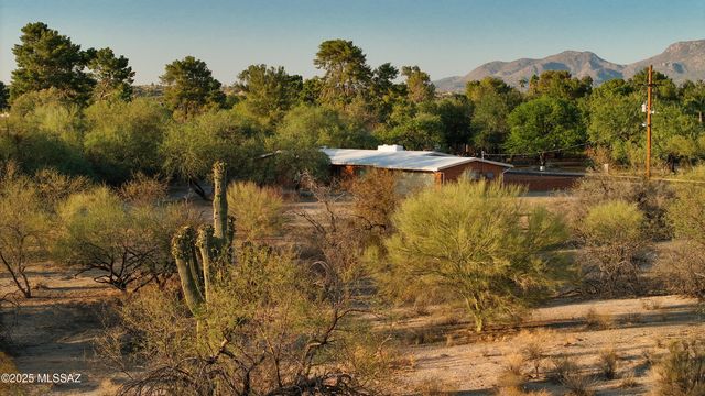 9745 N Calle Loma Linda, Oro Valley, AZ 85737