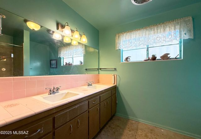 9745 N Calle Loma Linda, Oro Valley, AZ 85737