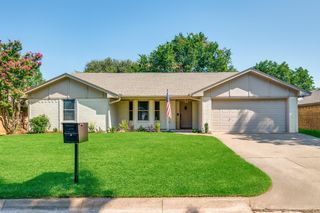 1015 De Pauw Drive, Arlington, TX 76012