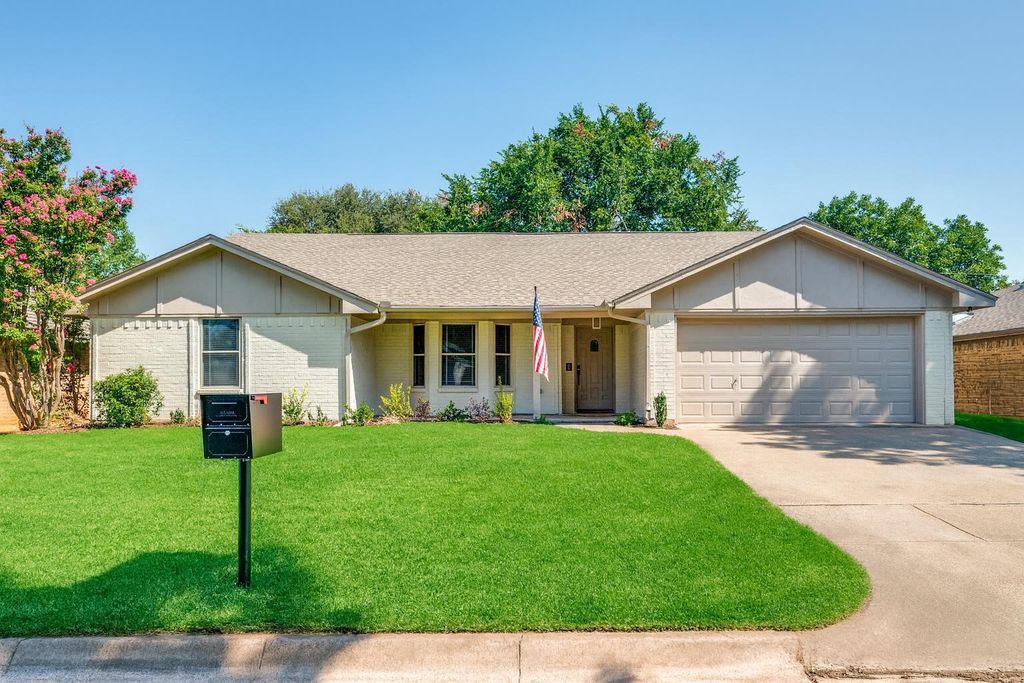 1015 De Pauw Drive, Arlington, TX 76012