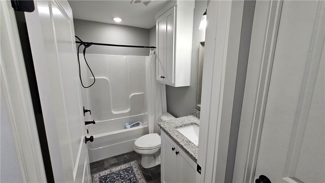 109 SE 11th Avenue, Gravette, AR 72736