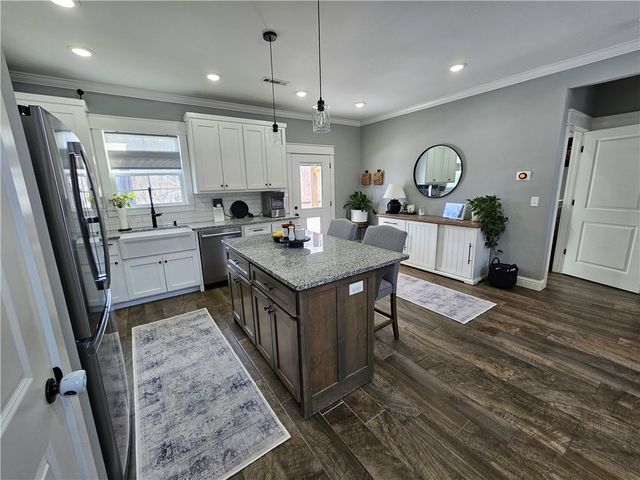 109 SE 11th Avenue, Gravette, AR 72736