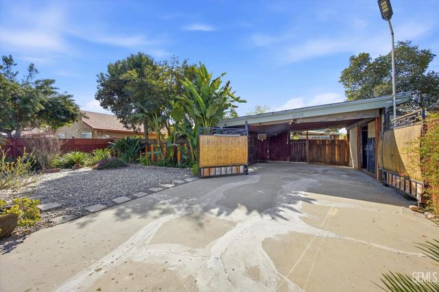 1606 12th Avenue, Delano, CA 93215