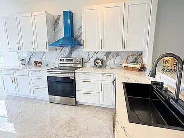 7462 FEATHERSTONE BOULEVARD, Sarasota, FL 34238