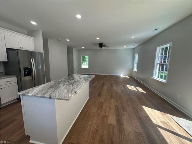 300 East ST, Smithfield, VA 23430