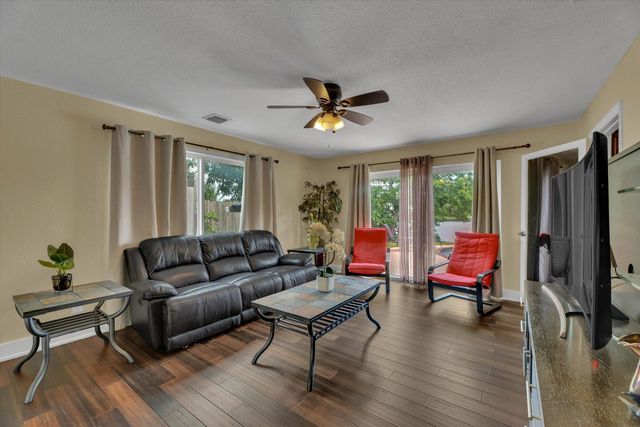 621 SW 98th Terrace, Pembroke Pines, FL 33025
