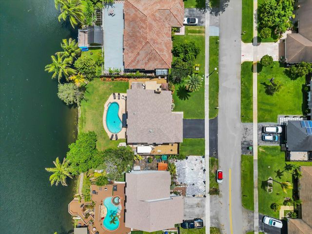 621 SW 98th Terrace, Pembroke Pines, FL 33025