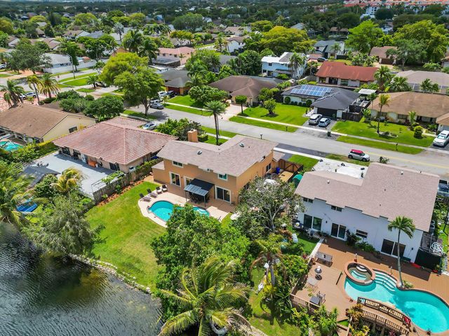 621 SW 98th Terrace, Pembroke Pines, FL 33025