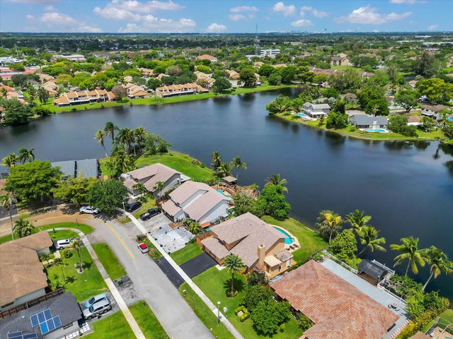 621 SW 98th Terrace, Pembroke Pines, FL 33025