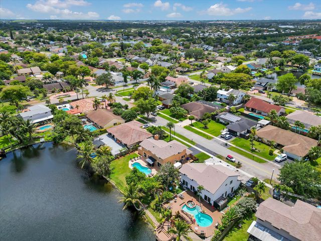 621 SW 98th Terrace, Pembroke Pines, FL 33025