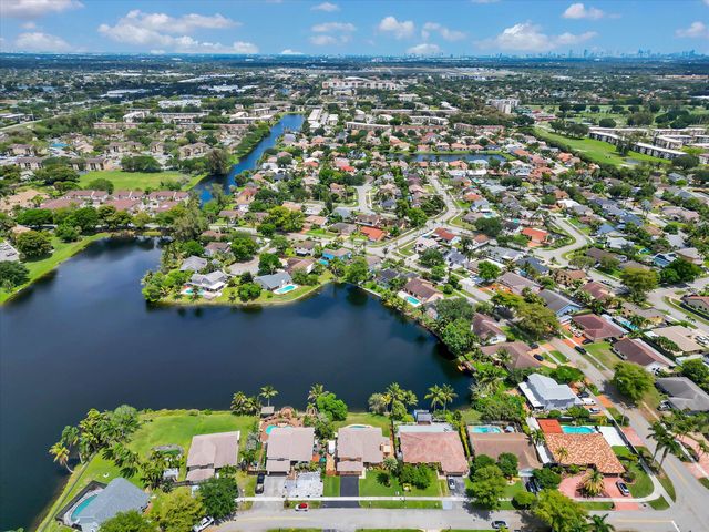 621 SW 98th Terrace, Pembroke Pines, FL 33025