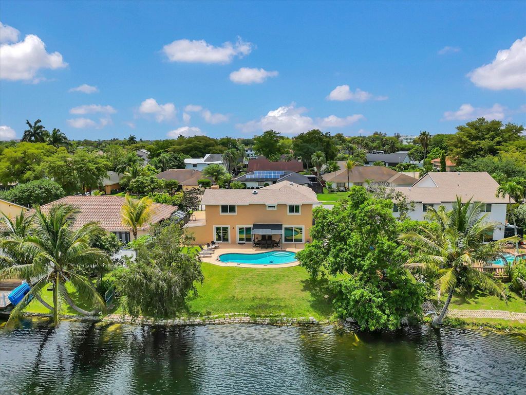 621 SW 98th Terrace, Pembroke Pines, FL 33025