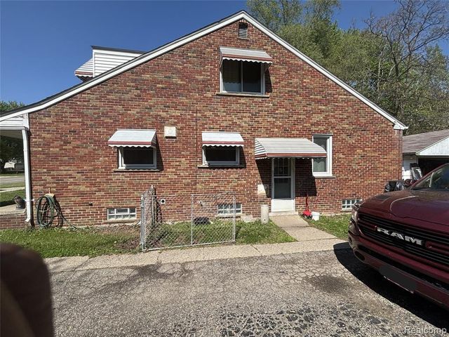 915 E 14 Mile Road, Commerce Twp, MI 48017
