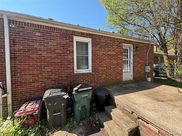 915 E 14 Mile Road, Commerce Twp, MI 48017