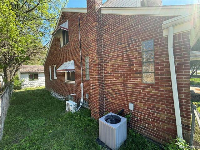 915 E 14 Mile Road, Commerce Twp, MI 48017