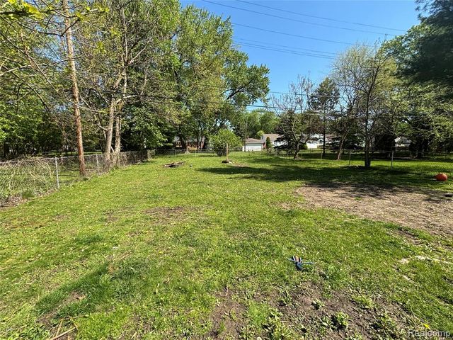 915 E 14 Mile Road, Commerce Twp, MI 48017
