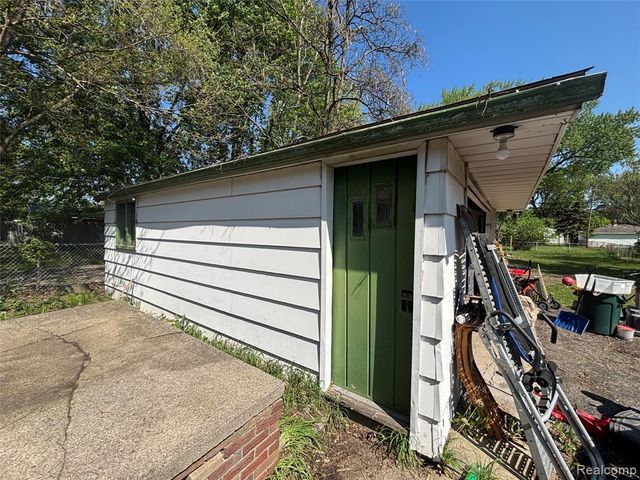 915 E 14 Mile Road, Commerce Twp, MI 48017