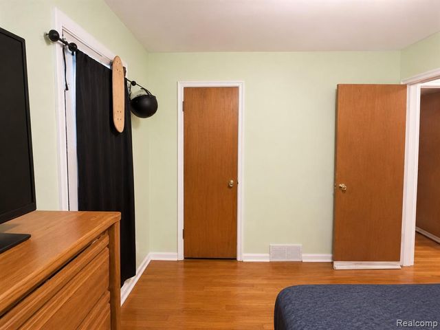 915 E 14 Mile Road, Commerce Twp, MI 48017