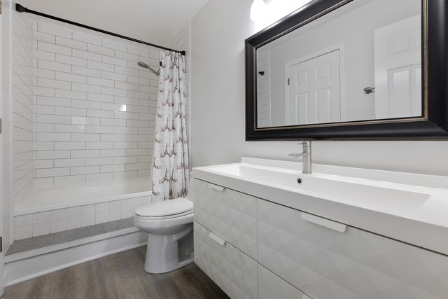 215 Half Moon Circle, Aurora, IL 60504