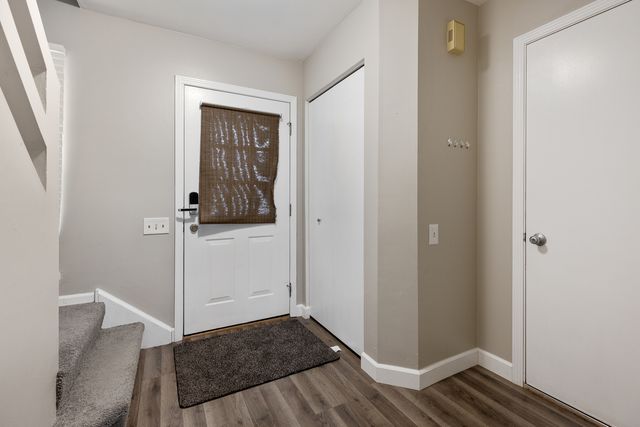 215 Half Moon Circle, Aurora, IL 60504