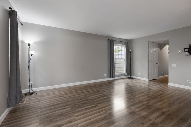215 Half Moon Circle, Aurora, IL 60504