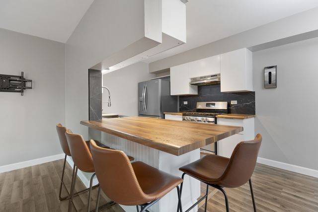 215 Half Moon Circle, Aurora, IL 60504