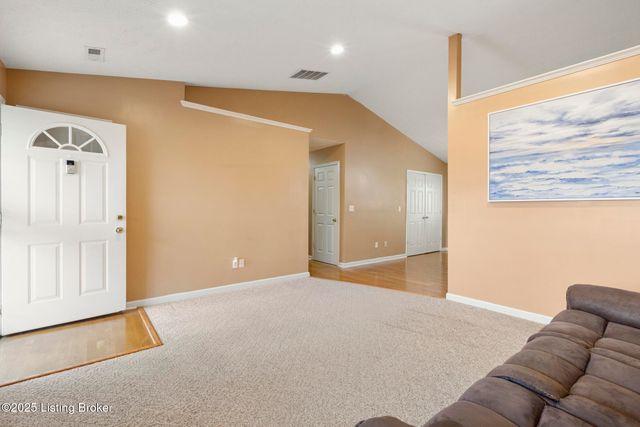 8805 Persistence Dr, Louisville, KY 40229