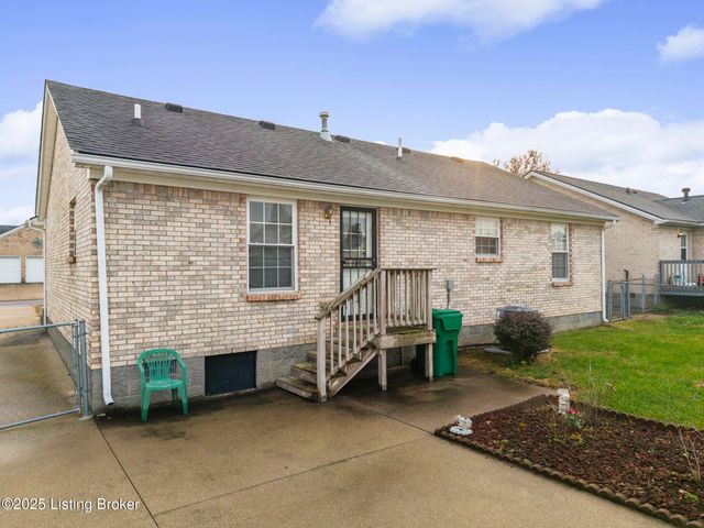 8805 Persistence Dr, Louisville, KY 40229