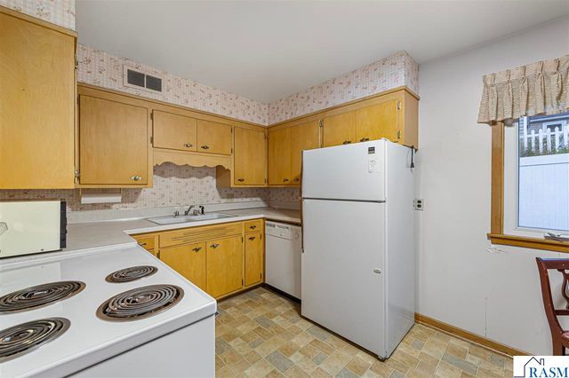 737 Gwyn Drive, Mankato, MN 56001