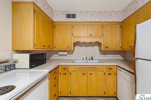 737 Gwyn Drive, Mankato, MN 56001