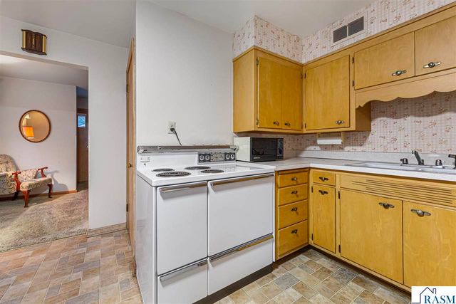 737 Gwyn Drive, Mankato, MN 56001