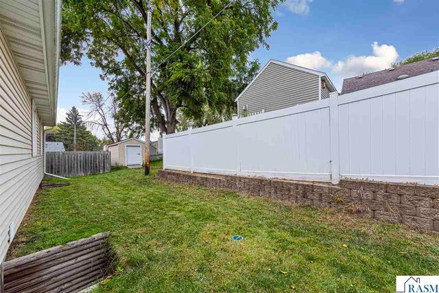 737 Gwyn Drive, Mankato, MN 56001