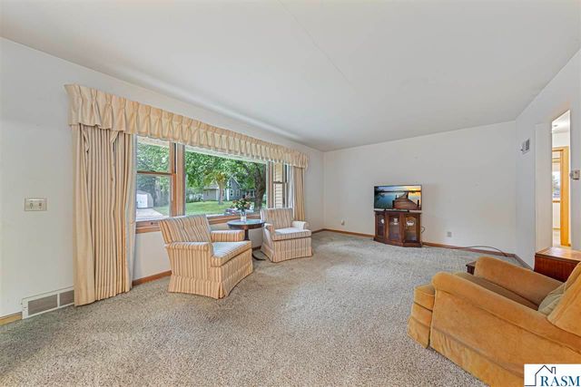 737 Gwyn Drive, Mankato, MN 56001