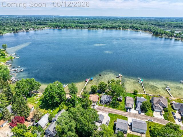 8639 Legrand Drive, Hamburg Township, MI 48116