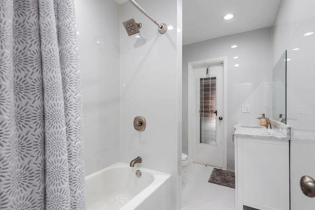 3400 NW 39th Avenue, Lauderdale Lakes, FL 33309