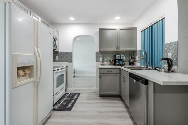 3400 NW 39th Avenue, Lauderdale Lakes, FL 33309