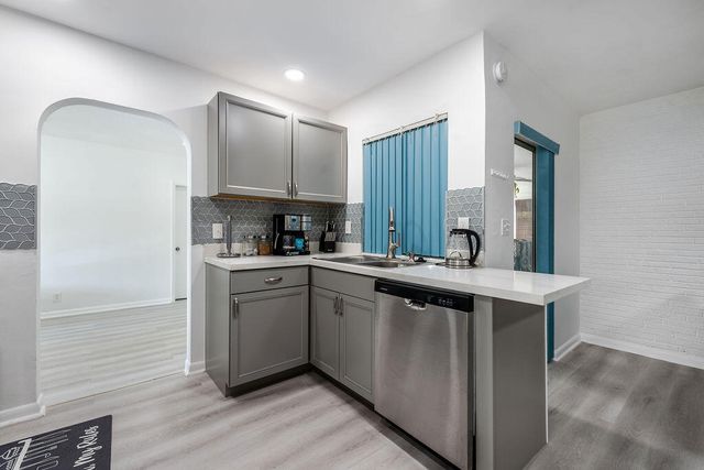 3400 NW 39th Avenue, Lauderdale Lakes, FL 33309