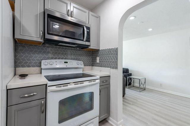 3400 NW 39th Avenue, Lauderdale Lakes, FL 33309
