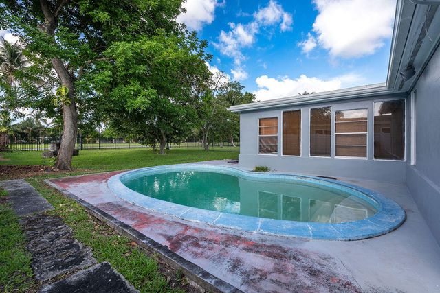 3400 NW 39th Avenue, Lauderdale Lakes, FL 33309