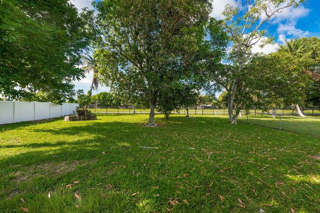 3400 NW 39th Avenue, Lauderdale Lakes, FL 33309