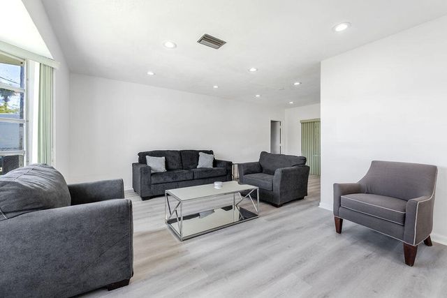 3400 NW 39th Avenue, Lauderdale Lakes, FL 33309