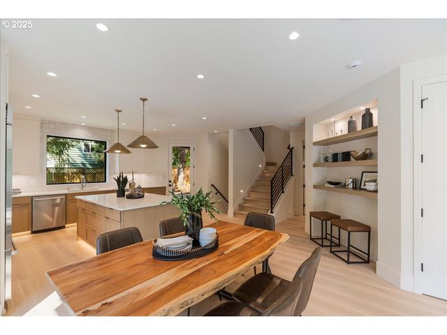 990 LUND St, Lake Oswego, OR 97034