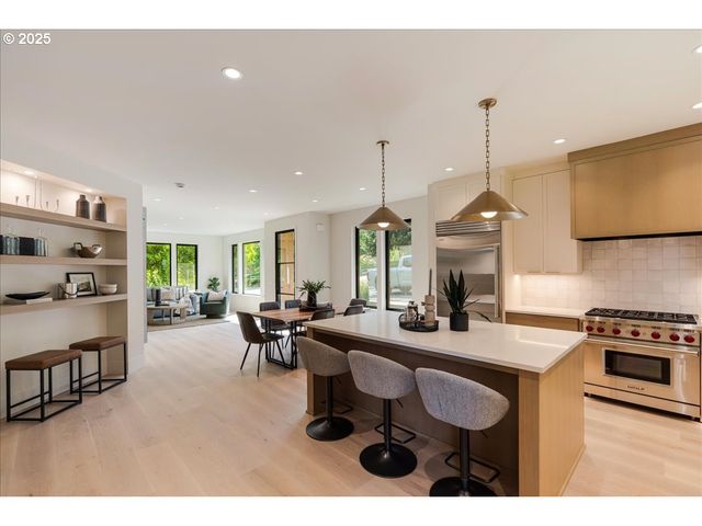 990 LUND St, Lake Oswego, OR 97034