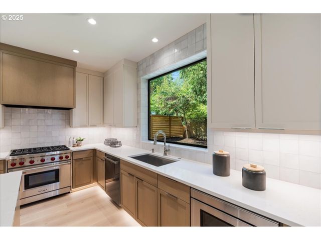 990 LUND St, Lake Oswego, OR 97034