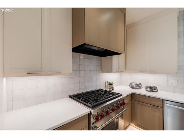 990 LUND St, Lake Oswego, OR 97034