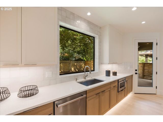 990 LUND St, Lake Oswego, OR 97034