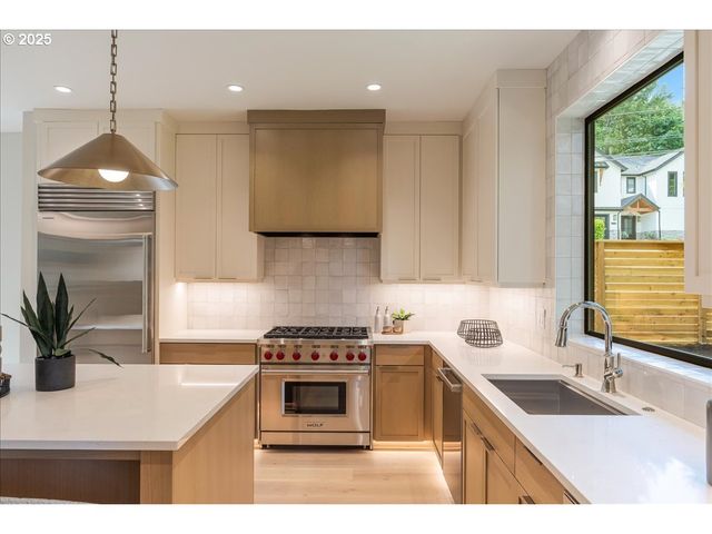 990 LUND St, Lake Oswego, OR 97034